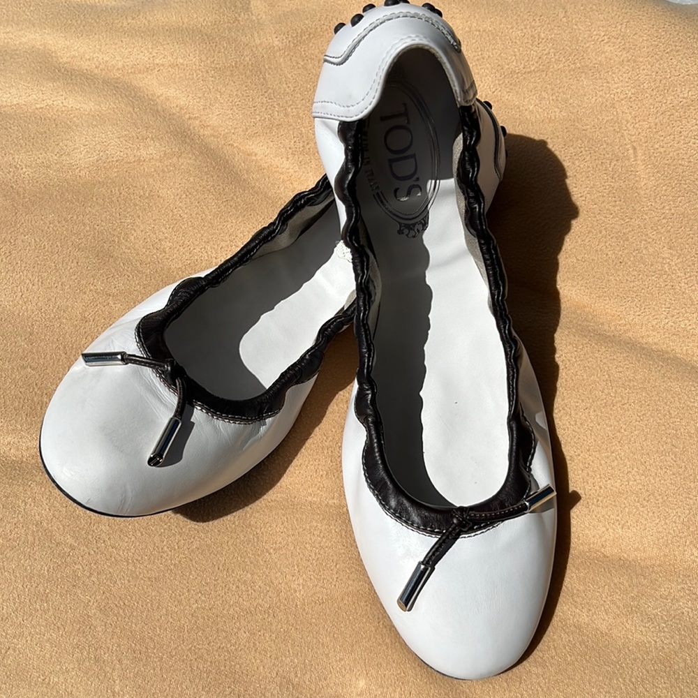 Tod’s White and Black Dee Laccetto Ballerina Flats - Picture 1 of 13